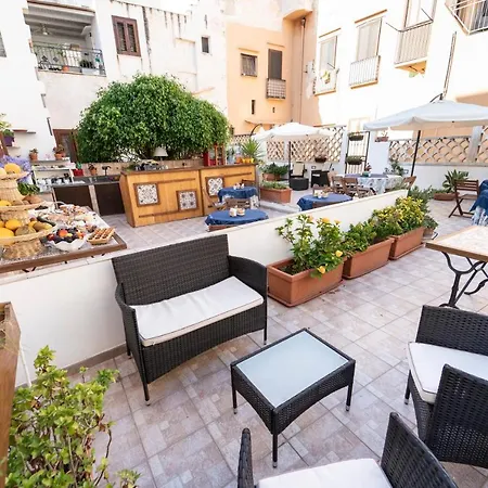 Garibaldi Aparthotel 3*